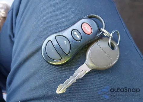 2002 Chrysler Concorde Limited из США, поврежденный, VIN 2C3AD56G62H109530